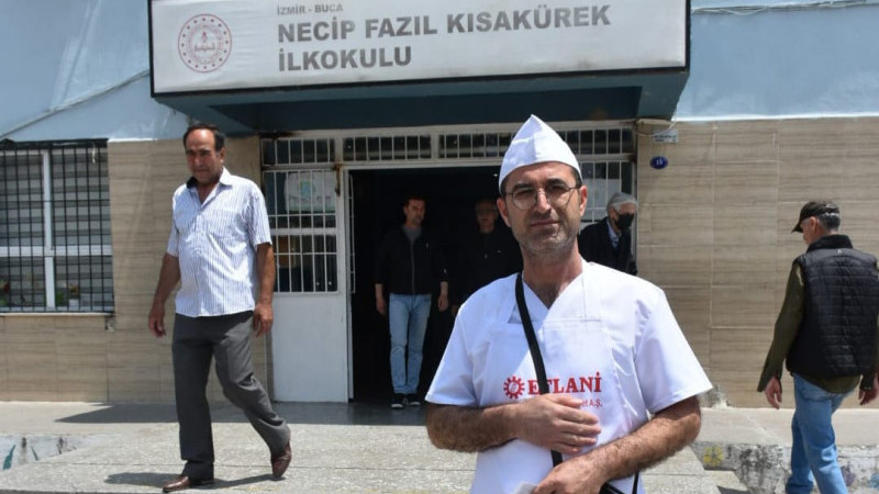 Fırıncı önlüğüyle sandığa geldi