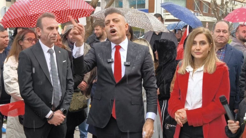 Yenilik Partisi İzmir İl Başkanlığı açıldı: Öztürk Yılmaz’dan iktidara sert eleştiriler